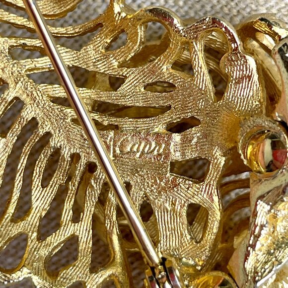 Capri gold feather brooch - 1980s vintage costume jewelry - Picture 4 of 5